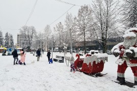 Djeca u Doboju sa roditeljima u igrama na snijegu