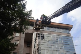 Vatrogasci spasili radnika iz korpe, psa iz bunara i mačku sa prozora