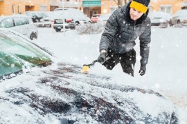 Četiri savjeta za bezbjedno uklanjanje leda i snijega sa automobila