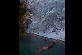 Januarsko kupanje ispod vodopada u Jajcu (VIDEO)