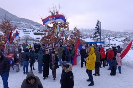 Svečano dočekani badnjaci ispred hramova
