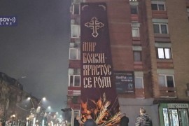 Policija u Kosovskoj Mitrovici vratila transparent "Mir Božji, Hristos ...