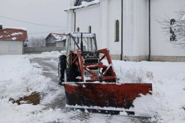 Suživot na djelu: Ibro Jahić očistio portu hrama (FOTO)