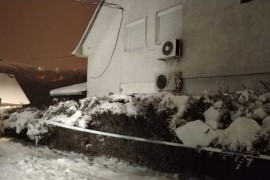 Maloljetnik pucao u babu, dedu i sebe: Ljekari mu se bore za život