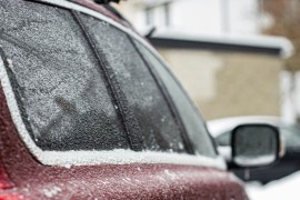 Da li koristiti vodu za odleđivanje stakala na vozilu?