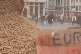 Poljoprivrednici istresli tone krompira u centru Brisela (VIDEO)