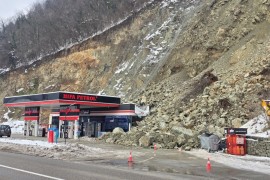 Kamenje se srušilo na benzinsku pumpu: Odron i dalje prijeti
