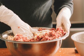 Žena u mljevenom mesu našla neobične komade: "Moram li baciti ...