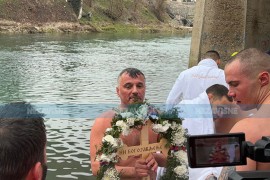 Dalibor Kajiš prvi doplivao do časnog krsta u Banjaluci (FOTO / VIDEO)