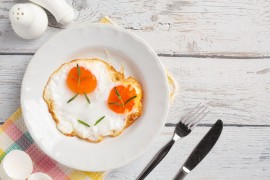 Kako ispeći savršena jaja na oko pomoću poklopca?