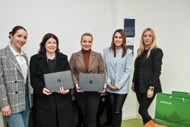 ATOS BANK uručila donaciju laptop računara Centru za socijalni rad ...
