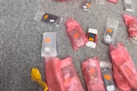 Stigli mu mobilni telefoni koje je naručio prije 16 godina (VIDEO)