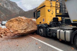 Put Foča - Pljevlja: Dio brda se sručio na put ispred vozača (VIDEO)