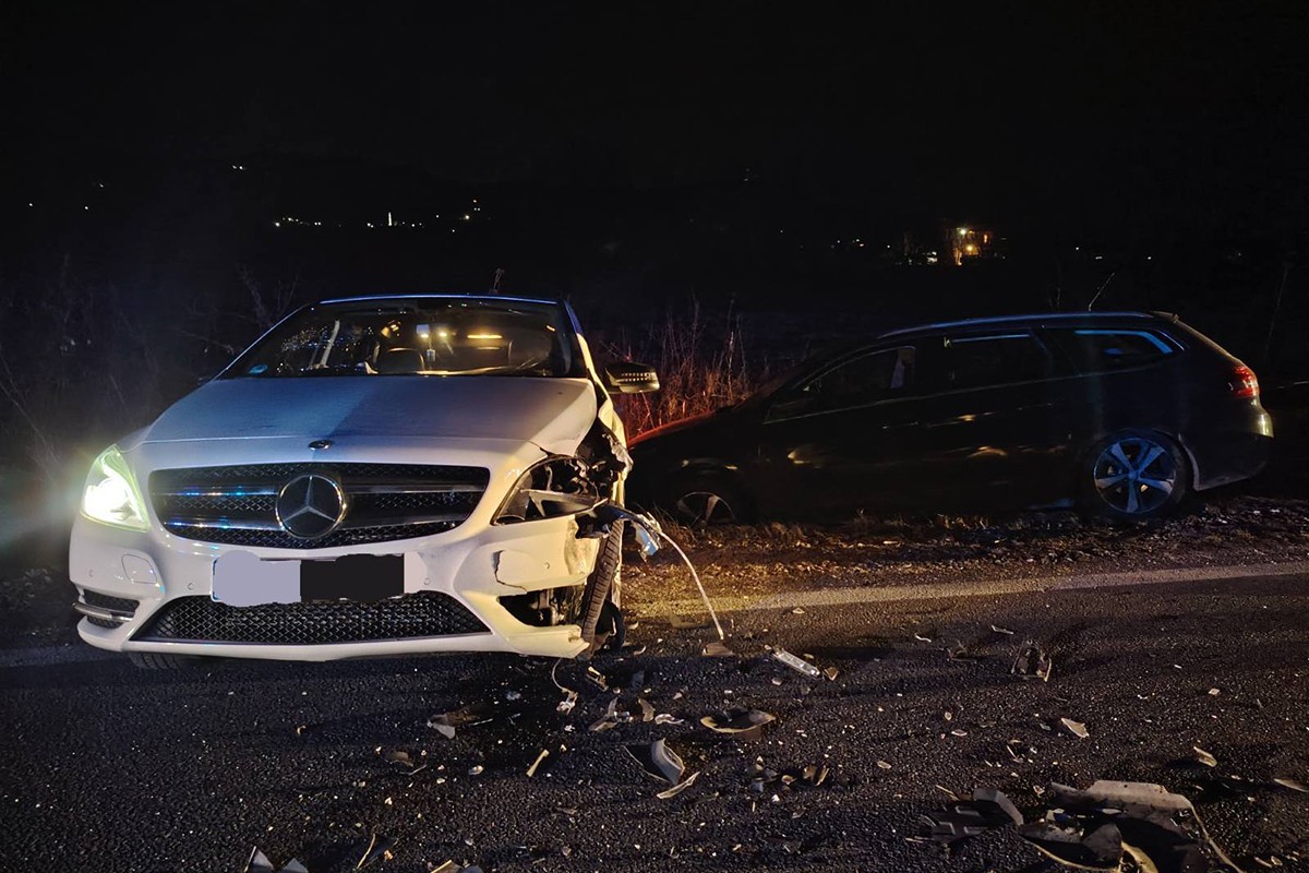 Težak udes u Prijedoru: Četvoro povrijeđenih u sudaru četiri automobila (FOTO)