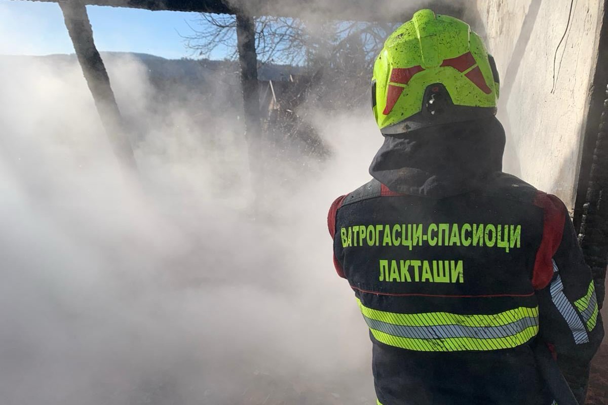 Vatrogasci imali pune ruke posla: Požar na kući i automobilu (FOTO)