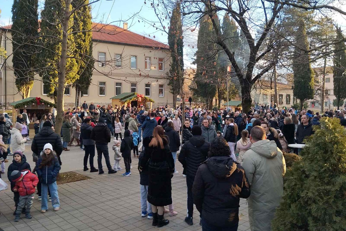 "Božićna bajka" u Bileći: Mališani izvodili plesne i muzičke tačke