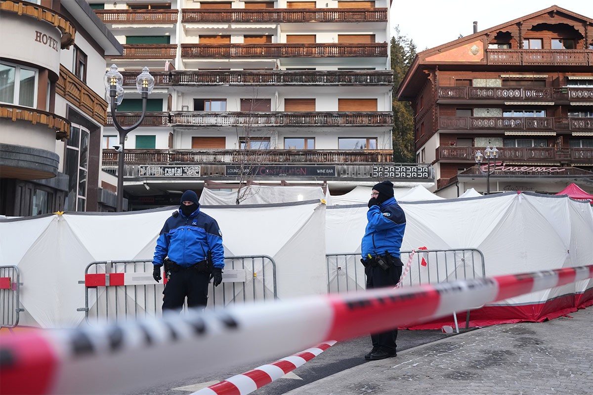 Bar smrti u Švajcarskoj: Plafon gorio, većina prisutnih snimala i plesala (VIDEO)
