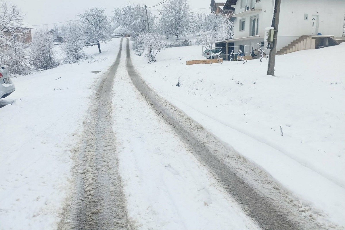 Mještani Ulice srpskih rudara na Laušu čekaju grtalice, zimska služba kasni (FOTO)