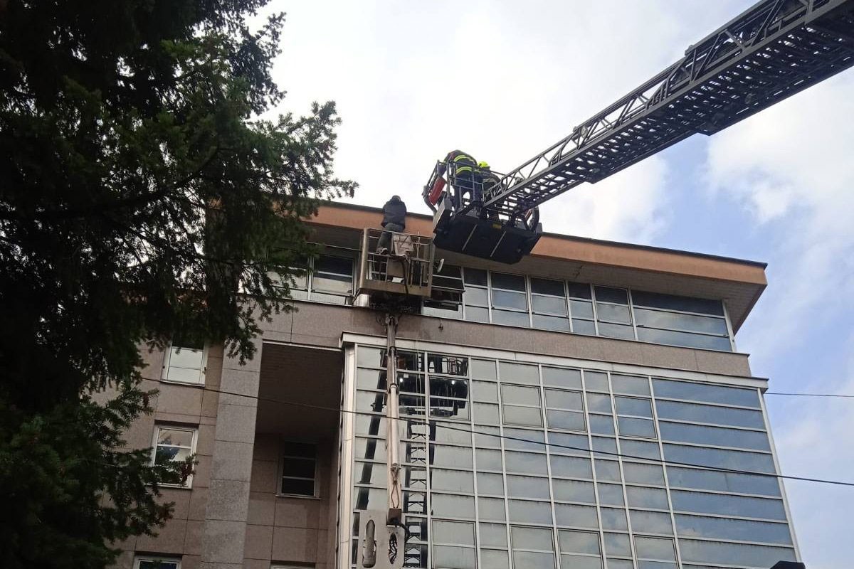 Vatrogasci spasili radnika iz korpe, psa iz bunara i mačku sa prozora