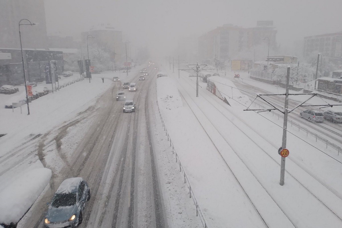Sarajevo zavejano snijegom: Skijališta zatvorena (VIDEO)