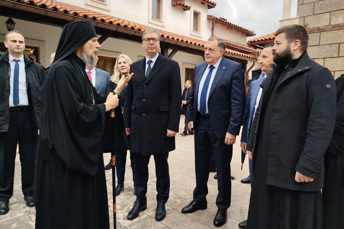 Dodik dočekao Vučića u rodnom mjestu Svetog Vasilija Ostroškog (VIDEO)