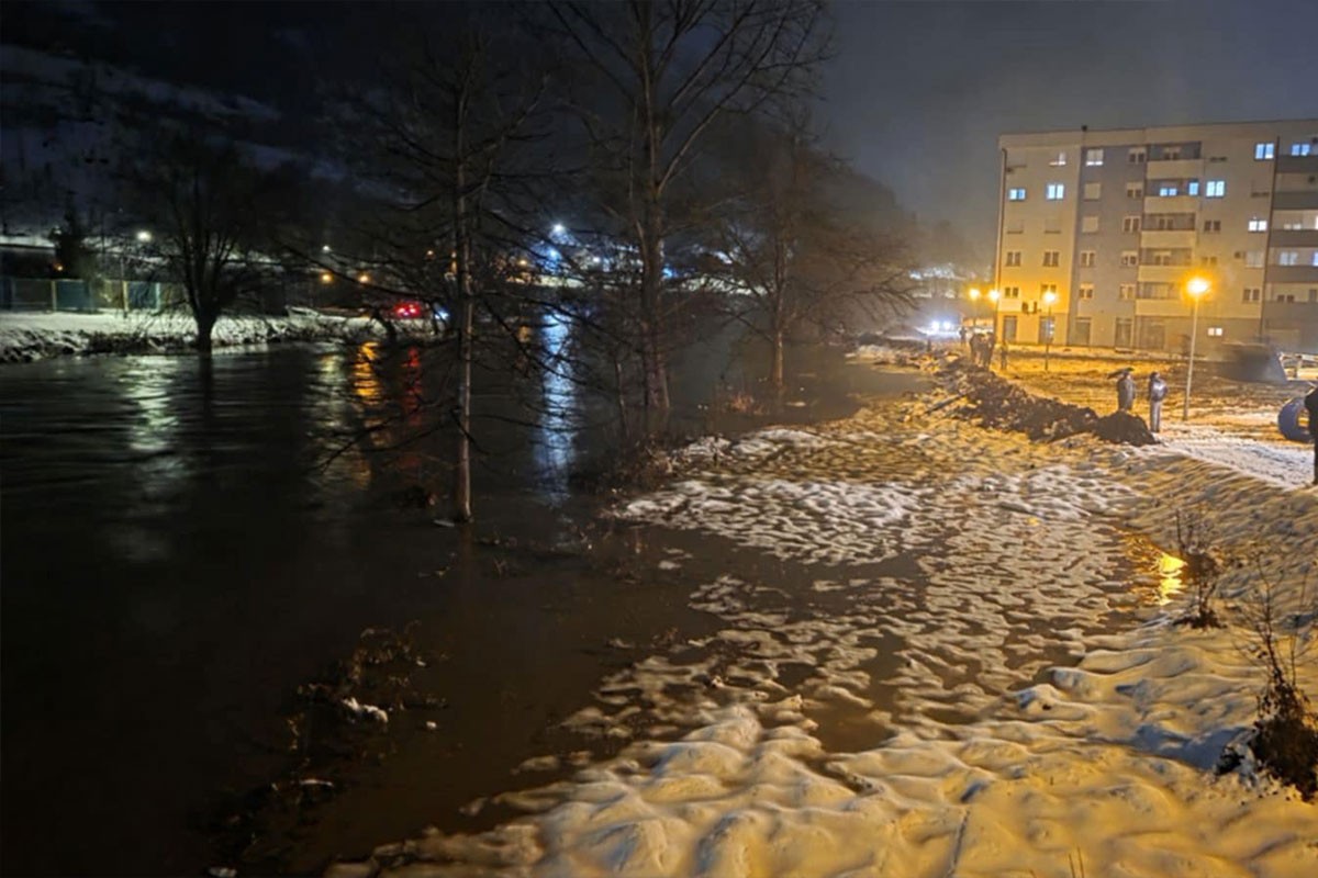 Neizvjesna noć u Foči: Rastu Drina i Ćehotina, u toku nasipanje grudobrana