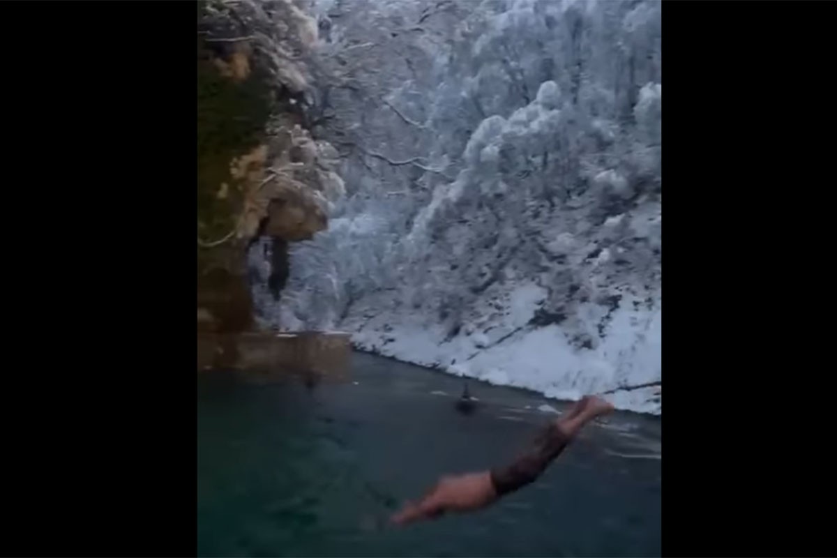 Januarsko kupanje ispod vodopada u Jajcu (VIDEO)