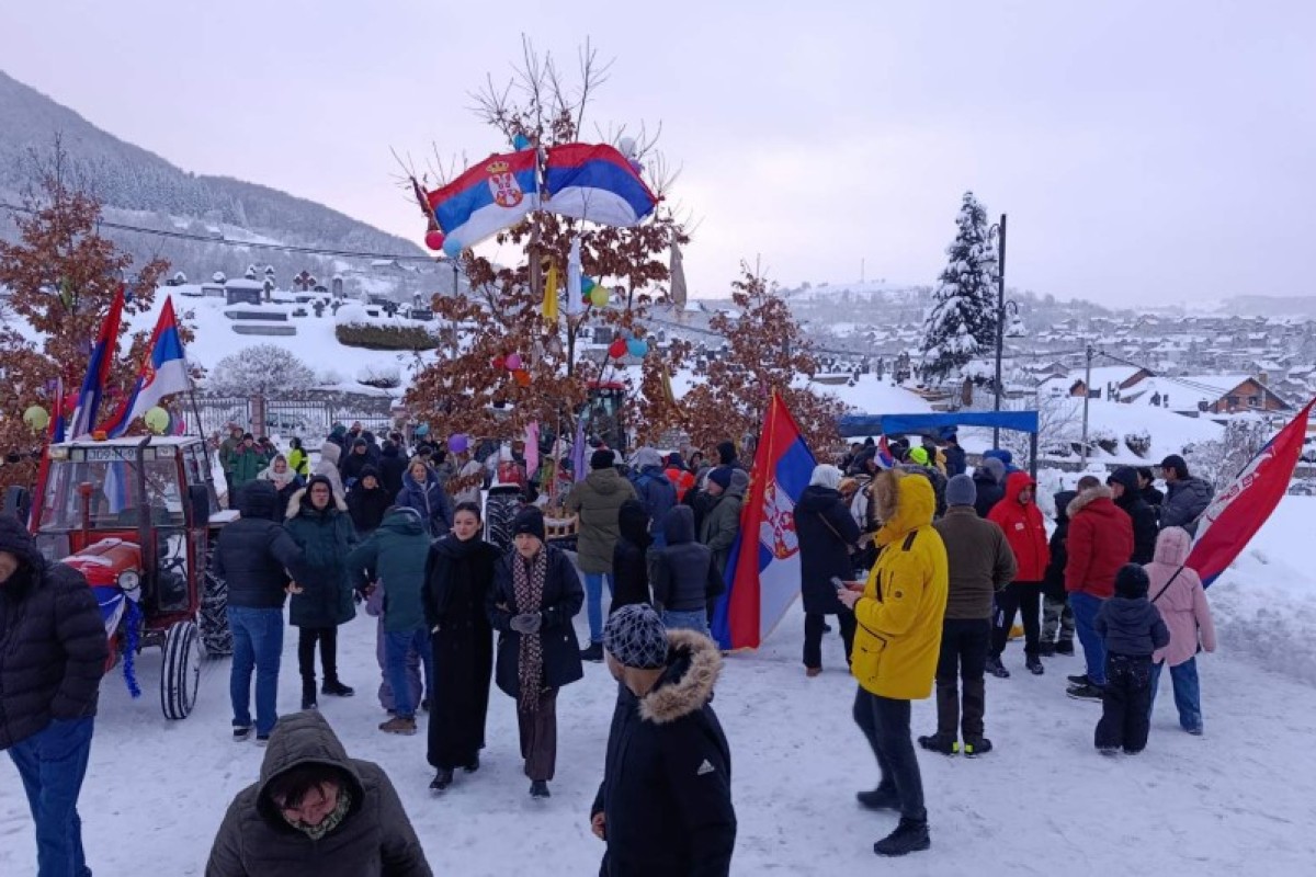Svečano dočekani badnjaci ispred hramova