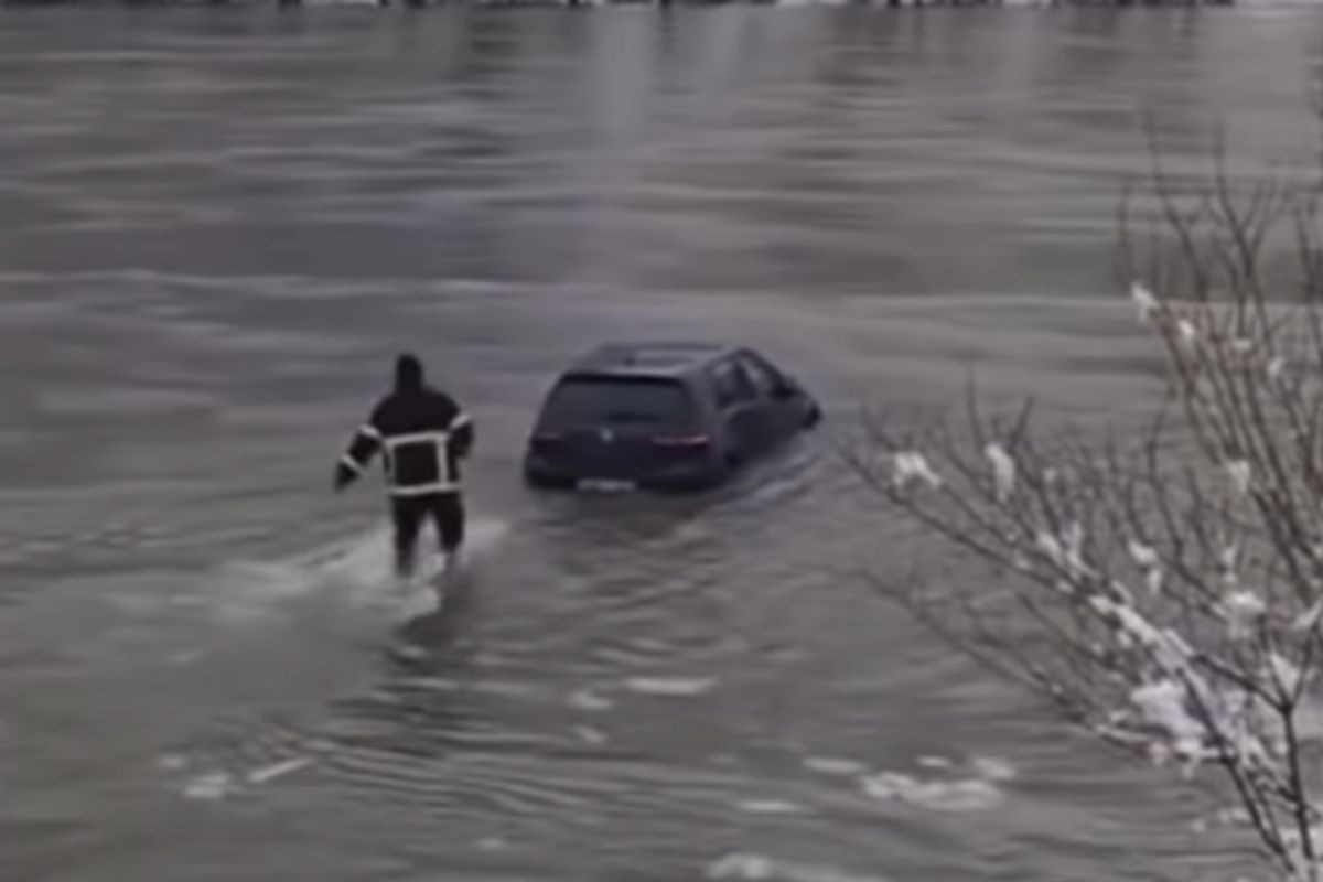 Oglasio se vatrogasac Rade koji je ušao u ledenu Drinu i upalio golf