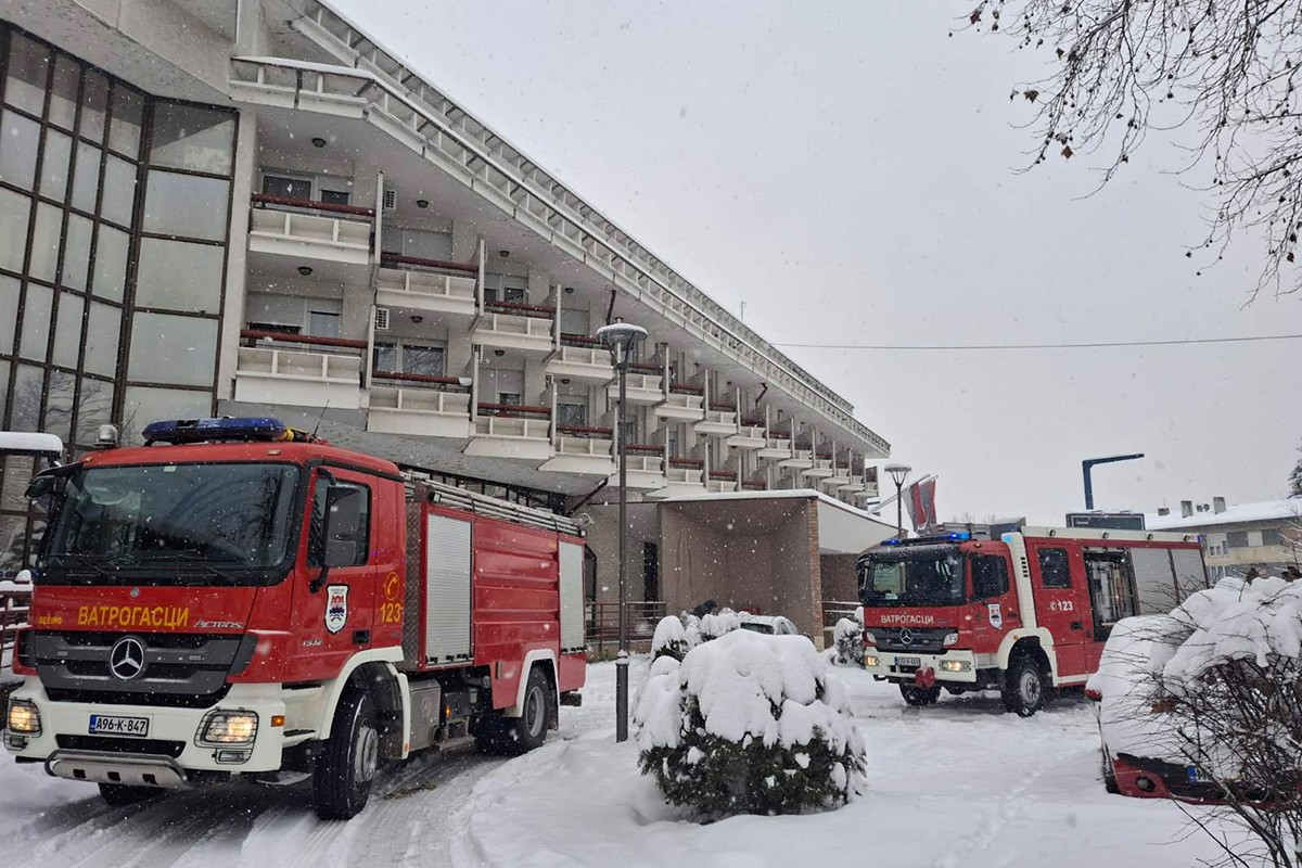 Pune ruke posla za vatrogasce: Požar u Domu penzionera u Banjaluci (FOTO)
