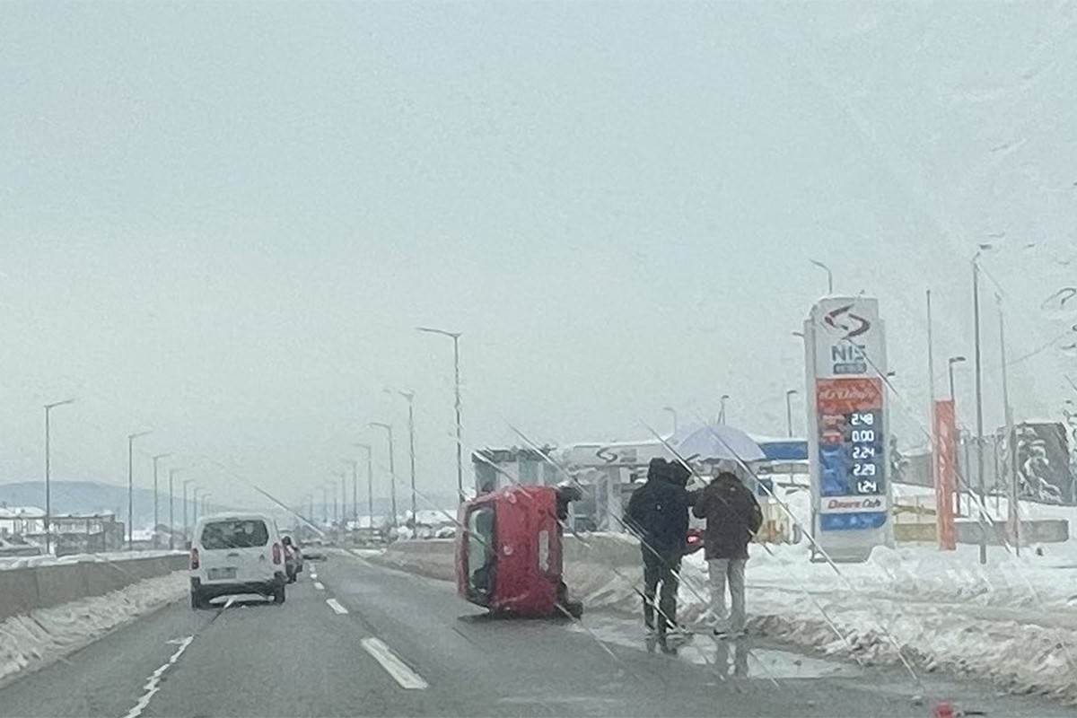 Auto na boku u Banjaluci