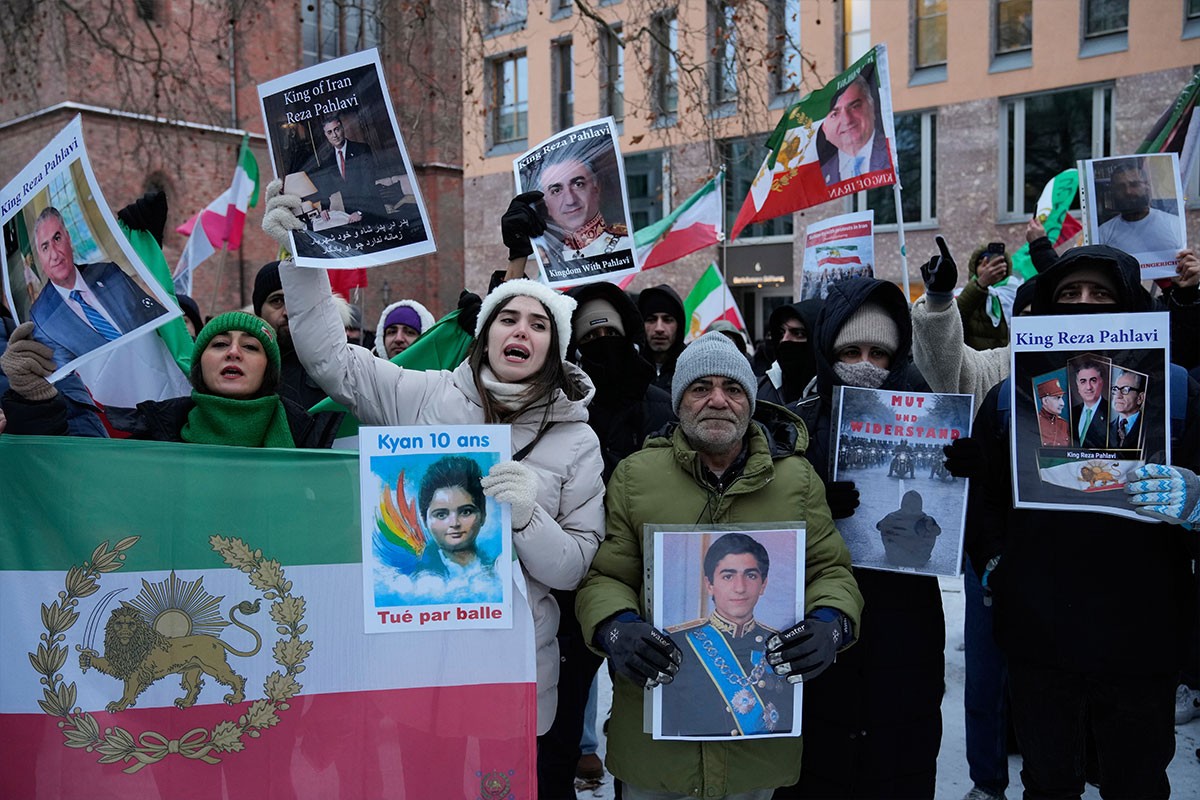 Ko je Reza Pahlavi, na čiji povratak pozivaju demonstranti u Iranu (FOTO)