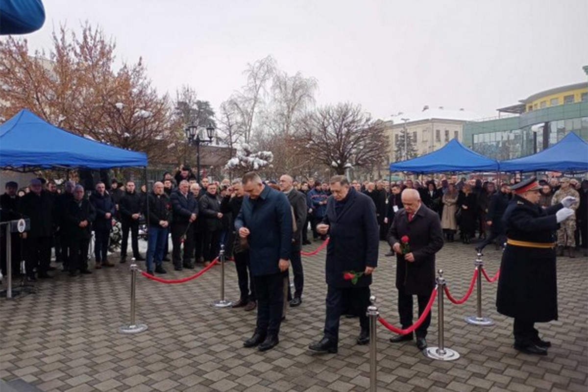 Povodom Dana Republike Srpske položeni vijenaci na spomenik srpskim braniocima Brčkog