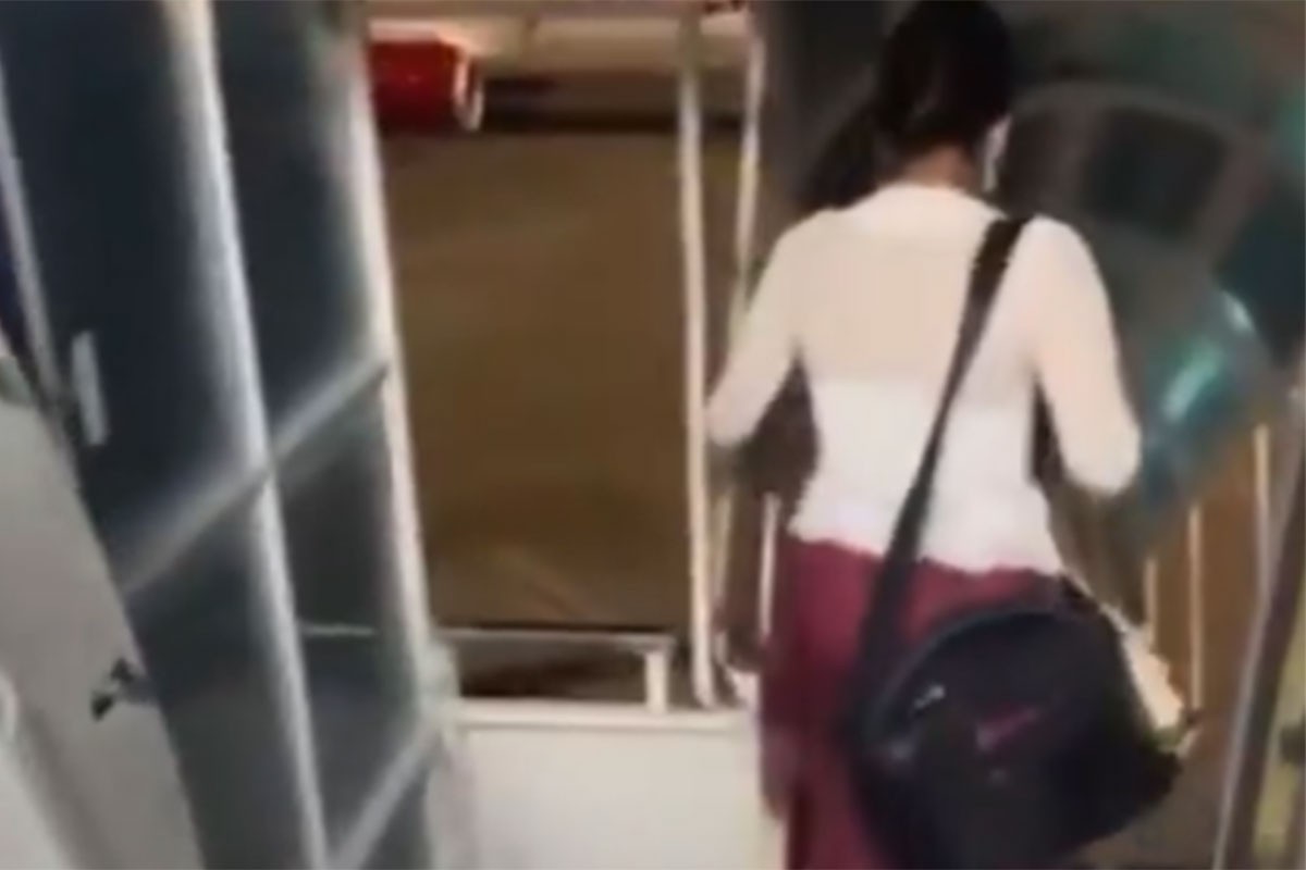 Uhvaćena lažna stjuardesa: Djevojka kupila uniformu i ukracala se u avion (VIDEO)