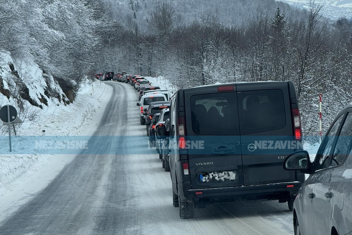 Haos na putu Bjelašnica-Sarajevo: Vozači satima zaglavljeni u snijegu (VIDEO)