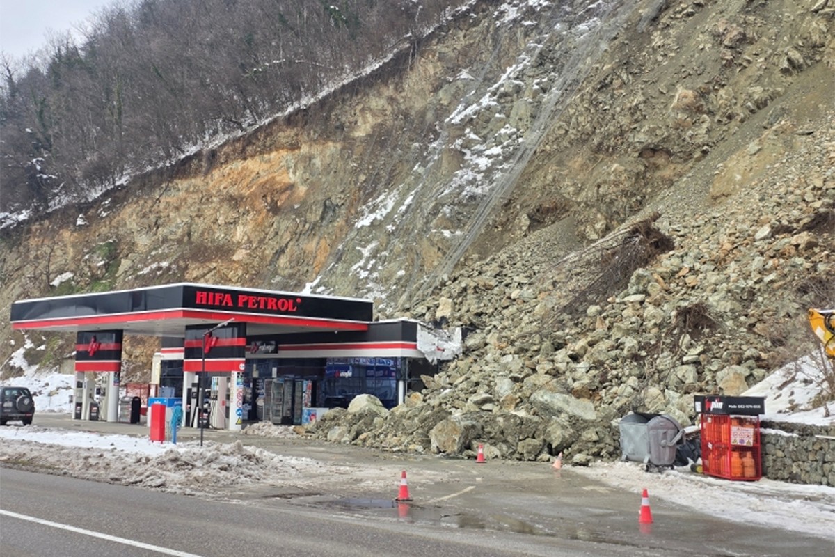 Kamenje se srušilo na benzinsku pumpu: Odron i dalje prijeti