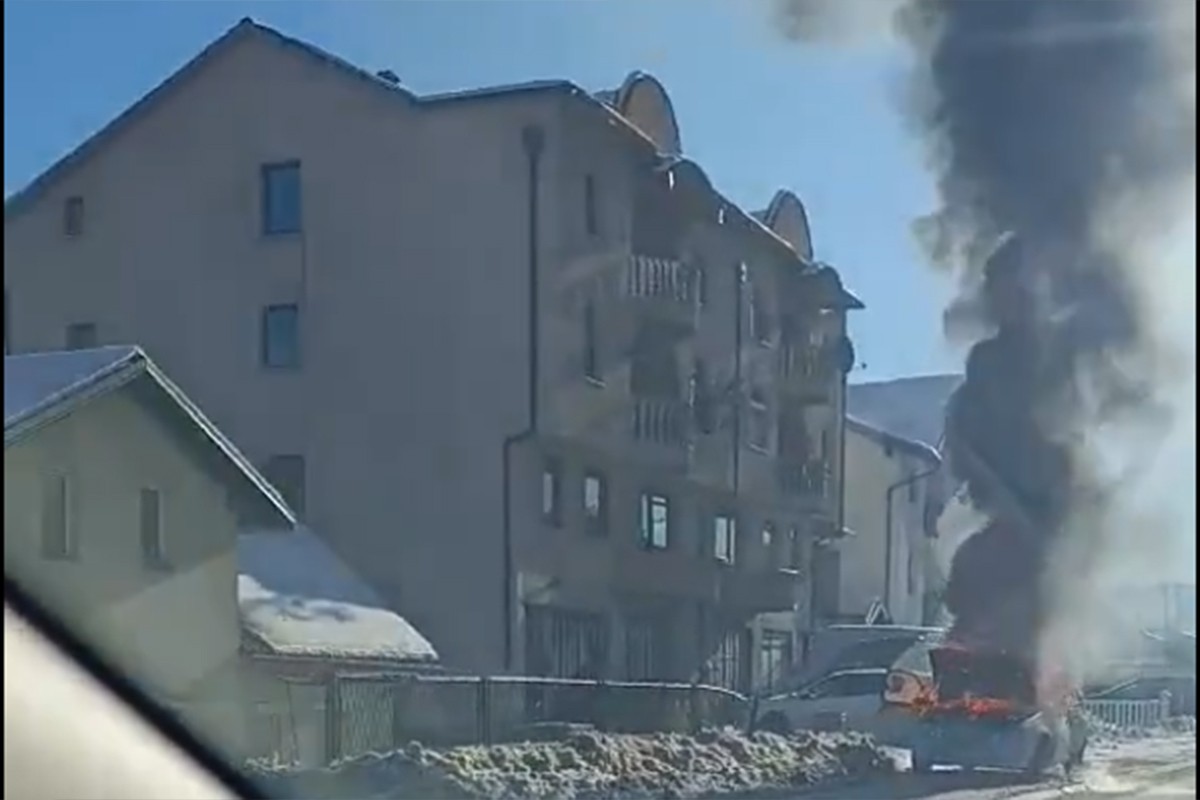 Automobil u plamenu u Banjaluci (VIDEO)