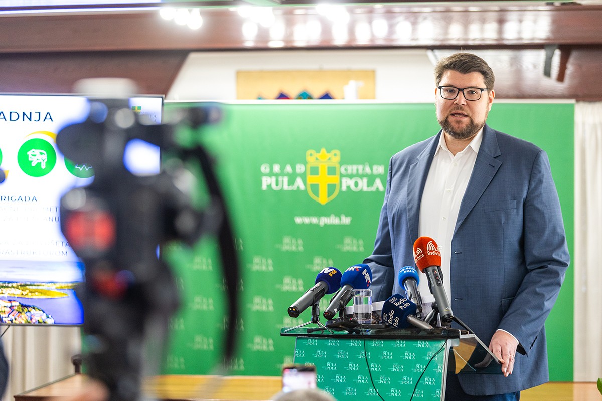 Peđa Grbin: Dok sam ja gradonačelnik Thompson neće pjevati u Puli