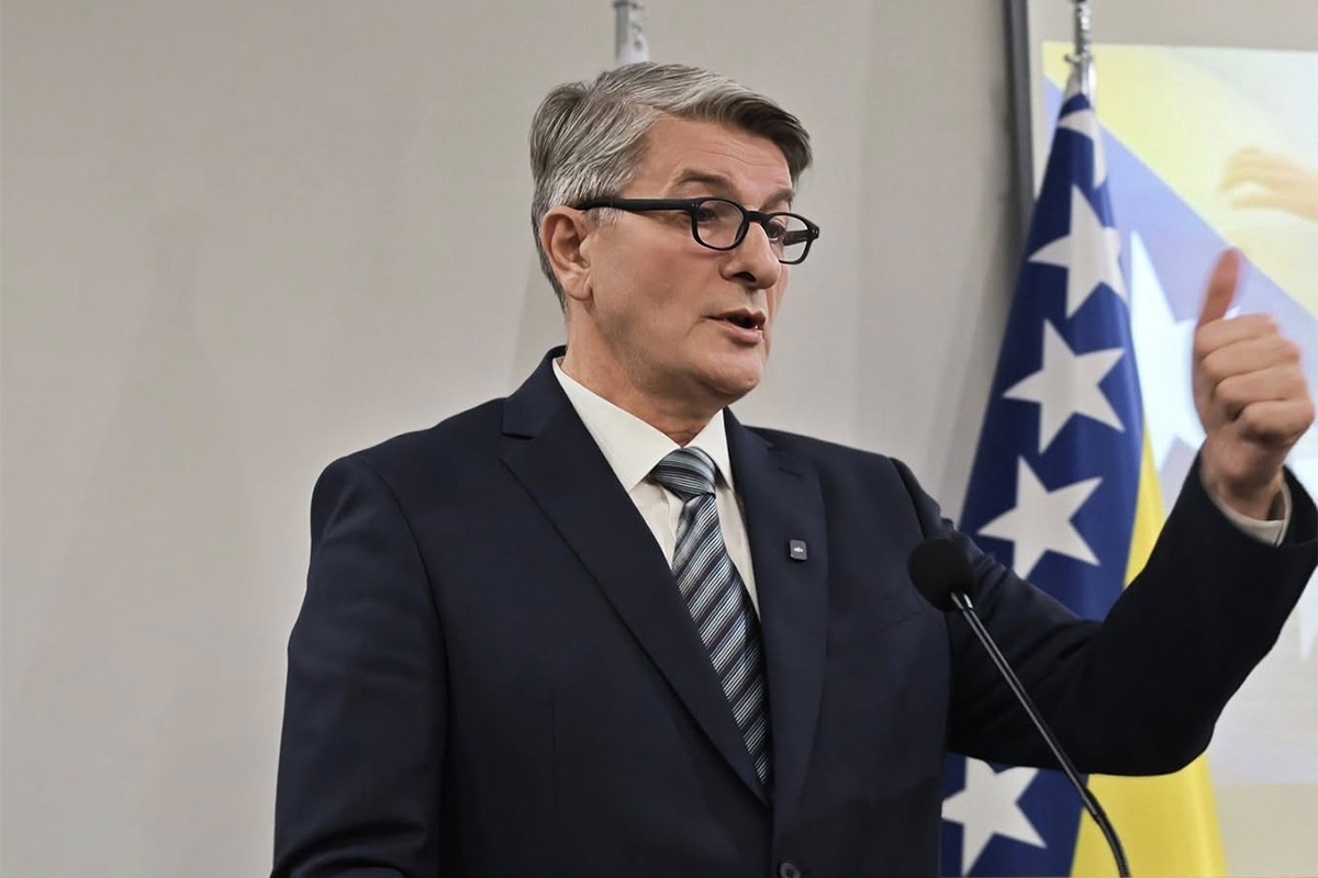 Šemsudin Mehmedović zabrinut za ćirilicu (FOTO)