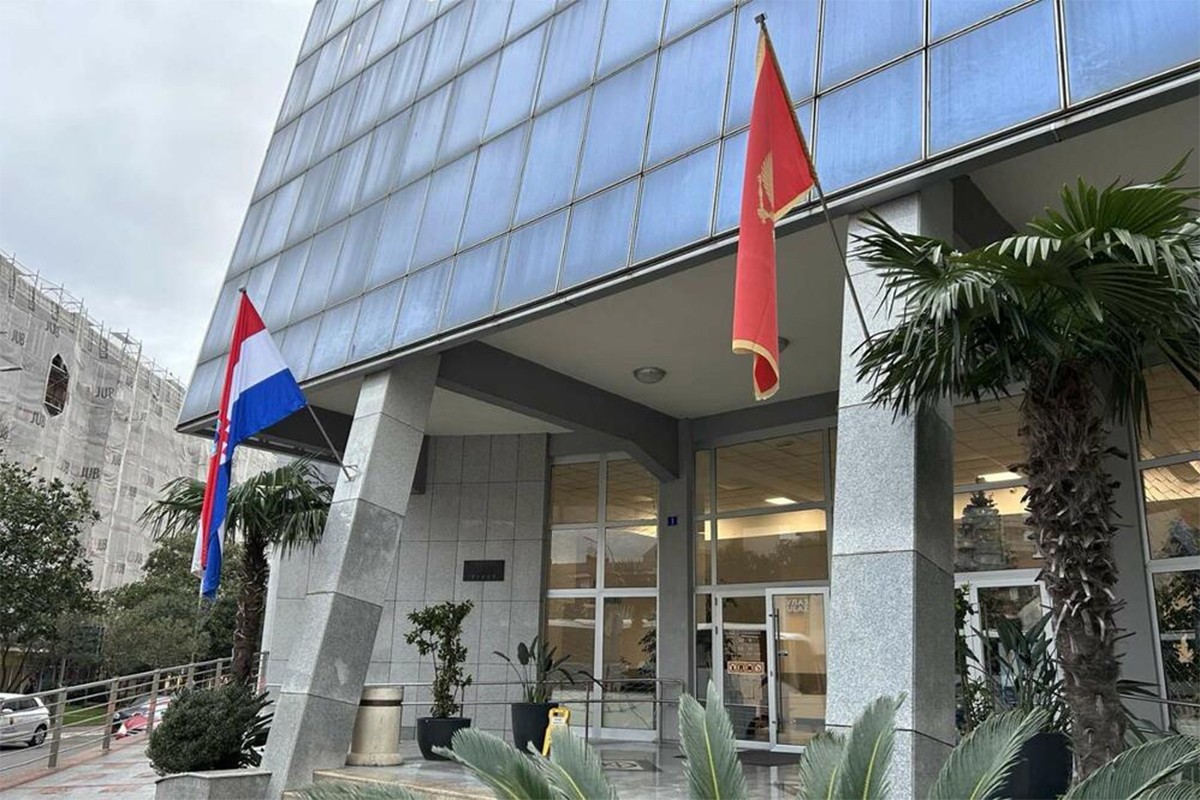 Hrvatska zastava osvanula na zgradi crnogorske opštine