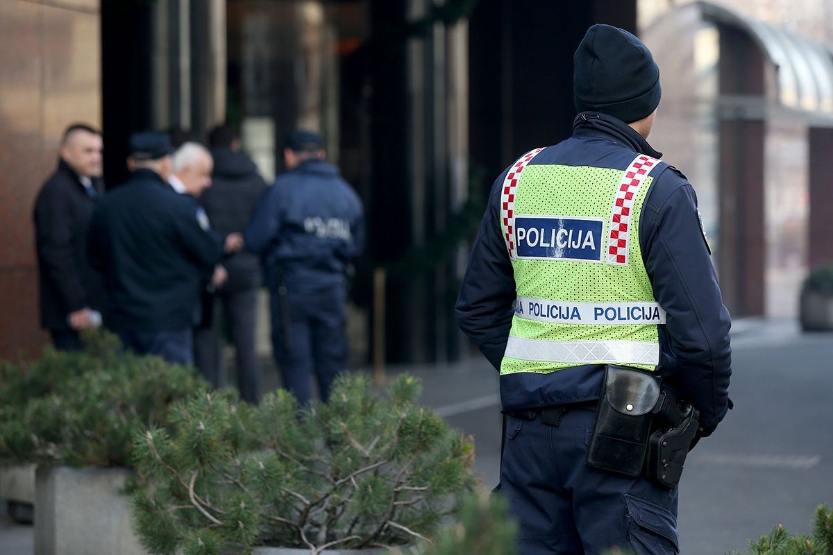 Policajac zaludio žene: "Gdje zaustavlja? Kazni me" (FOTO)