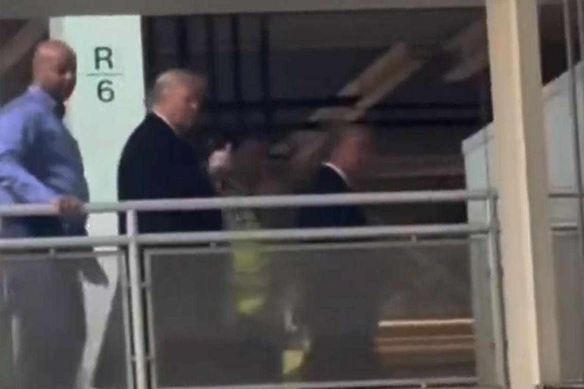 Tramp pokazao srednji prst radniku fabrike, oglasila se Bijela kuća (VIDEO)