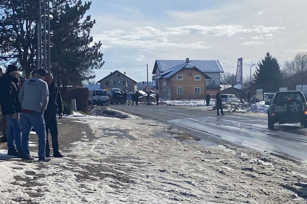 Težak udes kod Prnjavora: Sudar mercedesa i šlep službe (FOTO)