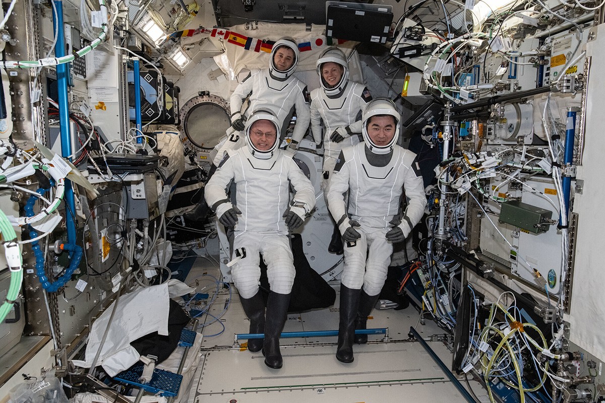 SpejsEks kapsula s bolesnim astronautom bezbjedno sletjela kod Kalifornije