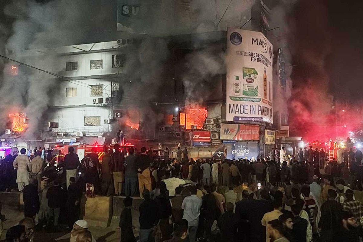 Tržni centar u Pakistanu pretvoren u pepeo, šest osoba poginulo (VIDEO)