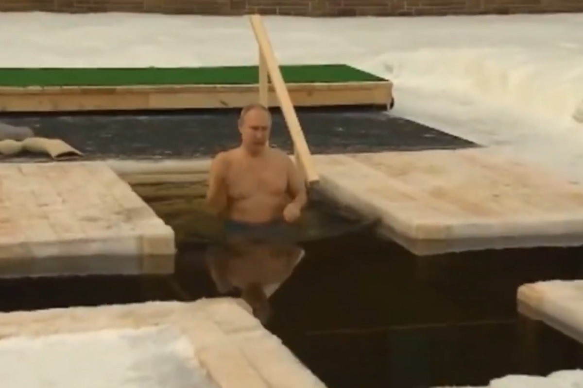 Vladimir Putin se okupao na Bogojavljenje (VIDEO)