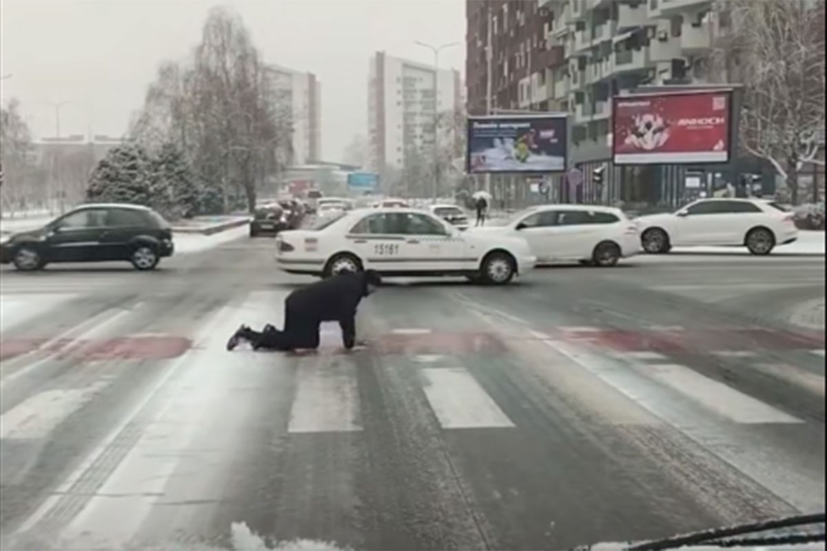 Vjerovali ili ne: Puzao preko pješačkog prelaza zbog snijega (VIDEO)