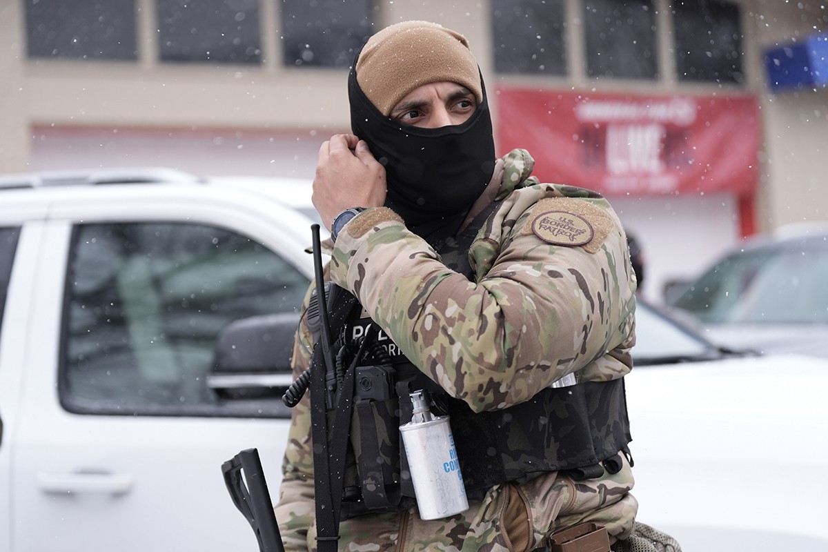 Rasno profilisanje pod lupom u SAD: Agenti ICE uperili oružje u policajku?