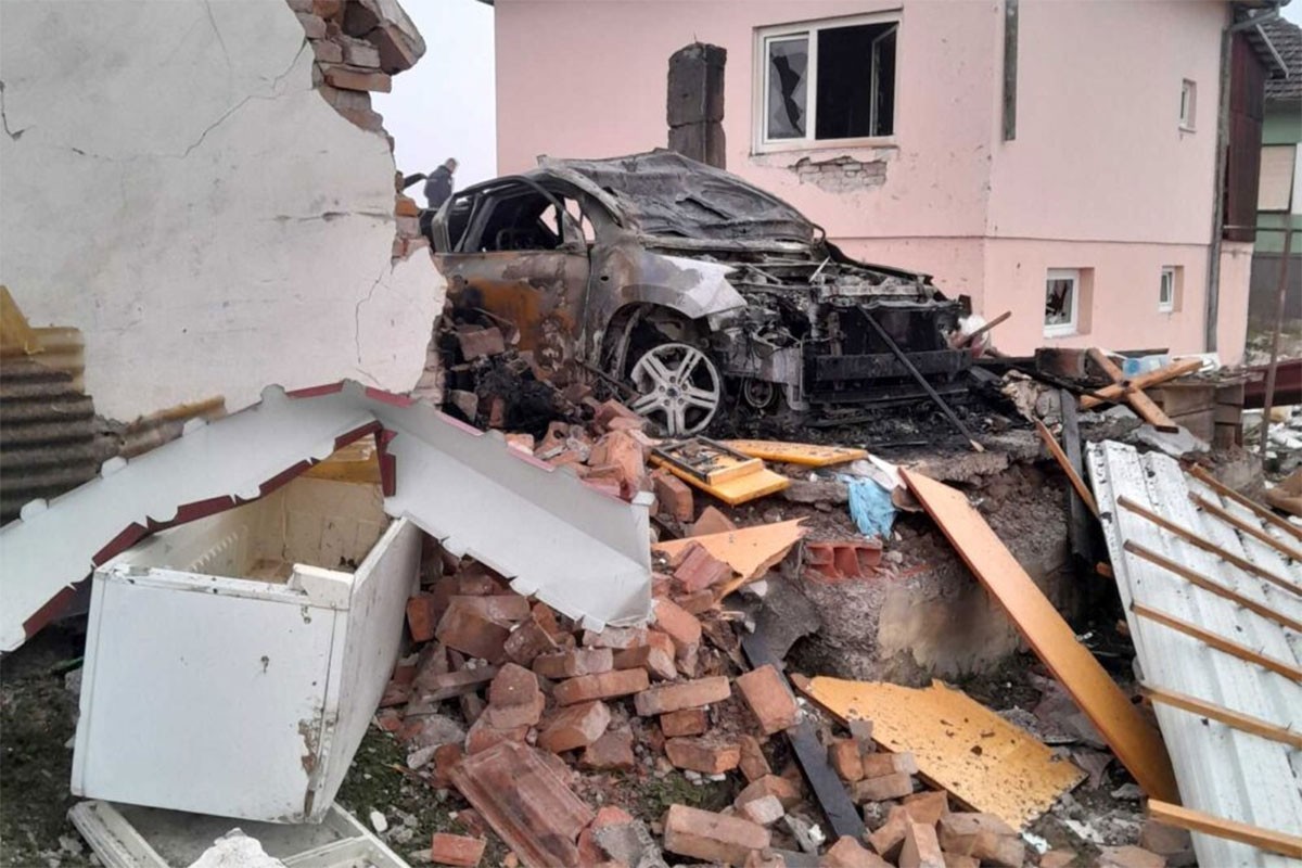 Strašna eksplozija u Derventi: Raznesena garaža, oštećeni kuća i auto (FOTO)