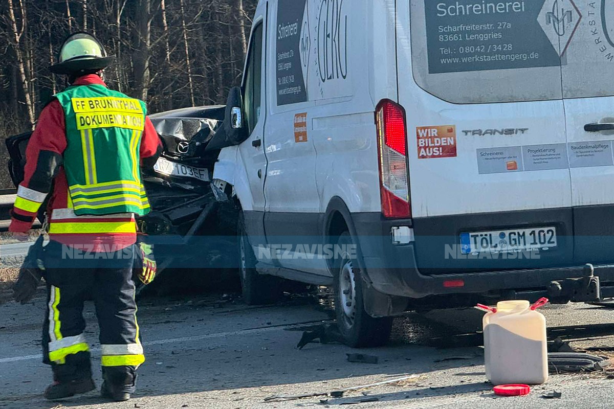 Težak sudar na auto-putu u Njemačkoj: Auto smrskan (FOTO)